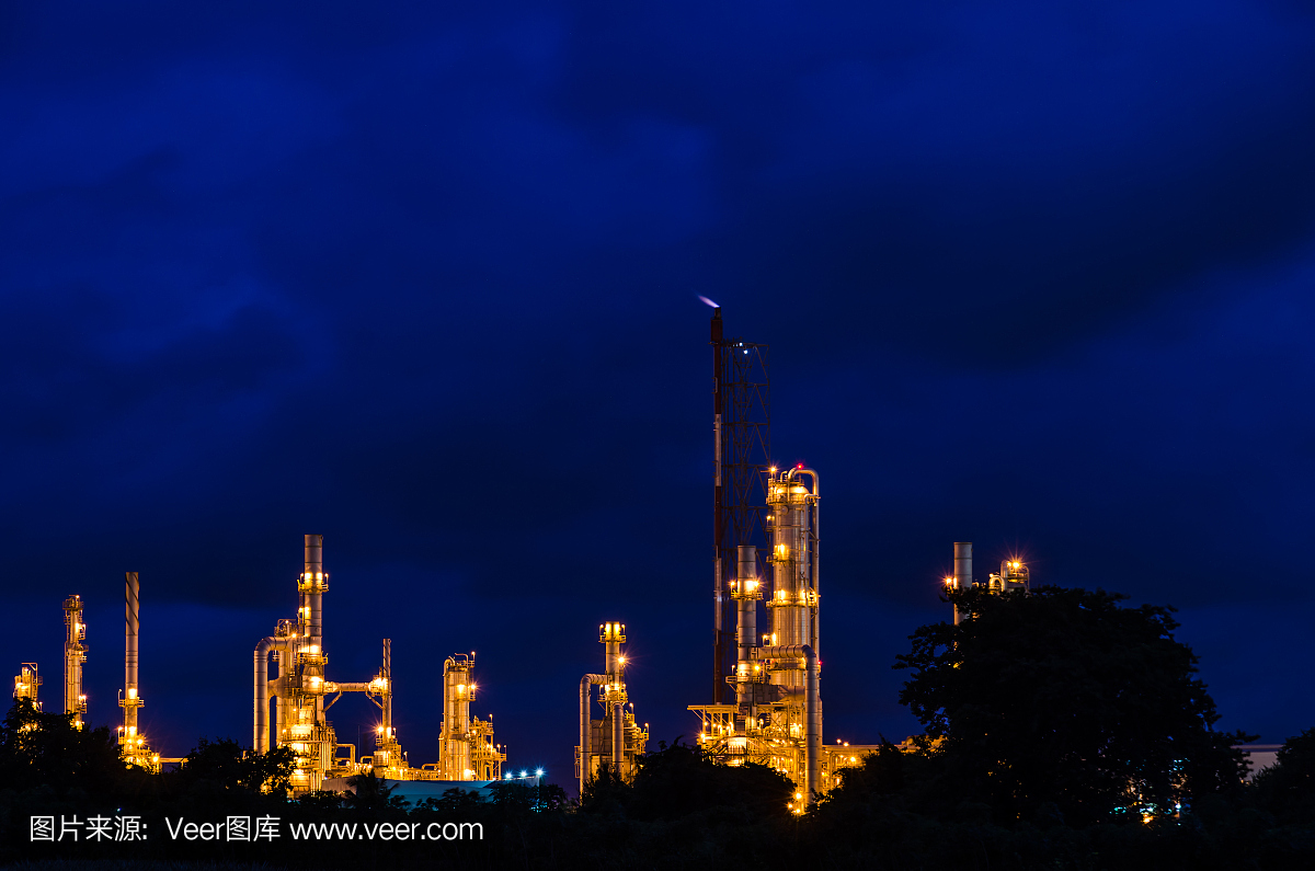 油净化厂夜景。
